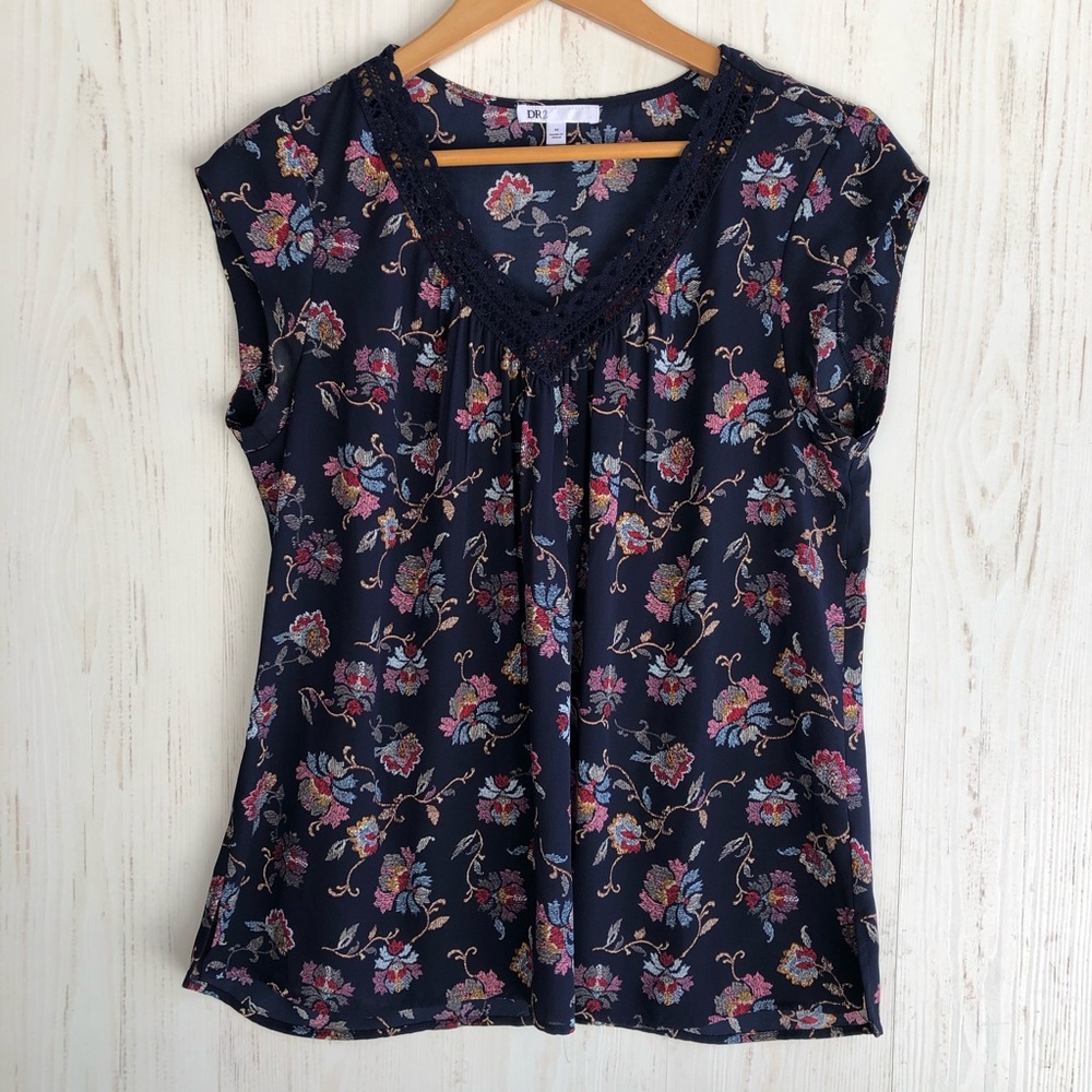 Daniel Rainn 2 navy floral top crochet detail M